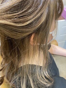 ヘアーサロン キー(Key) さりげないお洒落を楽しむ♪インナーカラーシルバーアッシュ