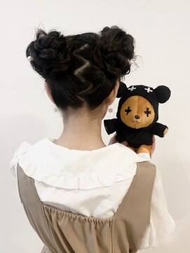 アヴェイル ヒロオ(a'vail Hiroo) 高めツインお団子ヘアアレンジ ガーリー推し活ヘア