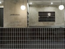 ジェコ ブラン(gecko. brun)の雰囲気（ベージュとブラウンを基調にしたサロンで落ち着いた店内。）