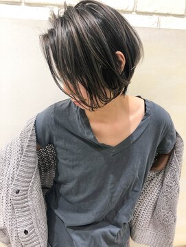 トルネード(TORNADO) 外国人風ハイライトバレイヤージュショートボブ  グレージュ