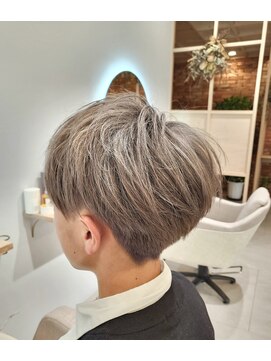 チェルシーヘアーデザイン(Chelsea hair design) マッシュヘアー｜ミルクティーグレージュ｜ブリーチオンカラー