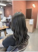 黒髪→ハイライトでホワイトアッシュ／細め／上品／大人