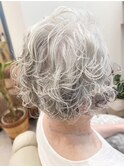 グレイヘアでつくる華やかパーマボブ