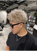 ブリーチ2回ホワイトグレージュスパイキーショート短髪