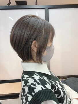 イーラ(era) 《era》大人女性ショート　暗めグレージュ　うる艶髪　みわ