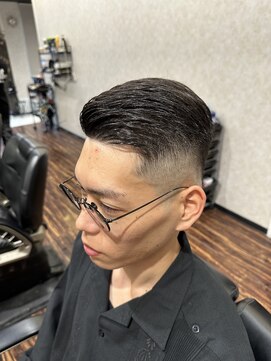 バーニーズ バーバークラブ(BARNEYS BARBER CLUB) フェードスタイル　サイドパート