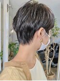 奥行きショートダークカラーカジュアルレイヤー大人ショートボブ