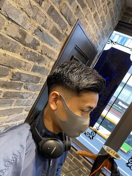 ミリオンバックス 御徒町店(Million Backs) スキンフェード/右サイドパート/バーバー<理容室>[御徒町]