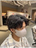 メンズセンターパートパーマ刈り上げ前下りツーブロック
