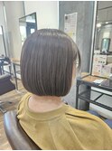 まとまるグレージュの丸みボブ