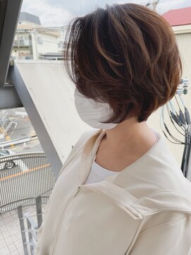 オーシャン(Ocean) 脱白髪染め/白髪ぼかしハイライト/前下がりボブ/ミニボブ