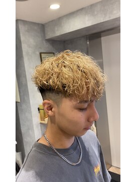 レイズ 名古屋(RAYS) 外国人風ハイトーン刈り上げショートスペインカール