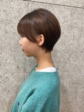 アッタニコ(atta2co) 耳掛け　うる艶　ナチュラルベージュカラー　丸みショート