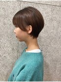 耳掛け うる艶 ナチュラルベージュカラー 丸みショート