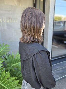 メゾン アヴァロ(Maison Avallo) アッシュブラウンのくびれボブ