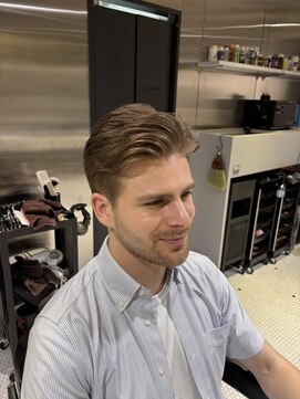 フランクスバーバーザスタンド(Frank’s barber the stand) スペインカール/スパイキーショート/ブルーブラックF