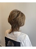 くせ毛を活かすマッシュウルフ 白髪ぼかしハイライト