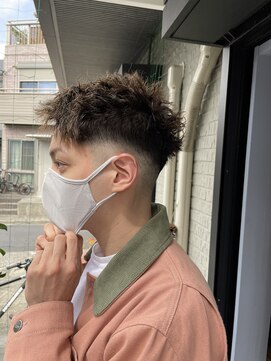 アイリス トーキョー(IRIS Tokyo) フェード風カリアゲにツイストパーマ