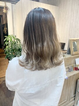 アクトゥス(AEQUITAS) グラデーション×ホワイトベージュ【池袋/20代/30代/40代】