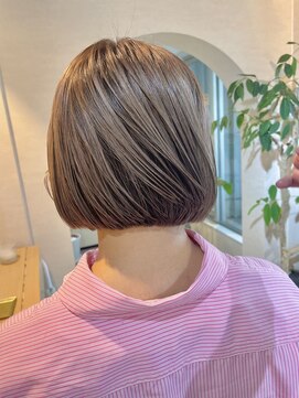 ユヌ(Une) ローライト　ボブ　デザインカラー　切りっぱなしボブ