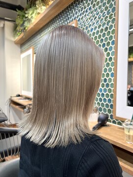 ルーム(Room) アッシュブロンド/ベージュ/外ハネミディアム/ホワイトブロンド