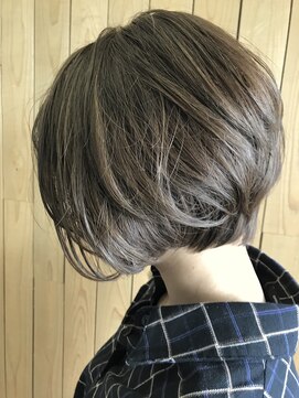 ルーツマーチン(ROOTSmartin) 耳掛けでショート見えするボブ
