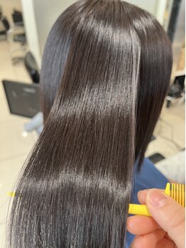 ヘアアンドビューティー クアトロ 戸祭店(QUATRO)の写真/くせなどでまとまらない髪に…ダメージレスで自然な仕上がりのストレート♪柔らかで滑らかな手触りに感動☆