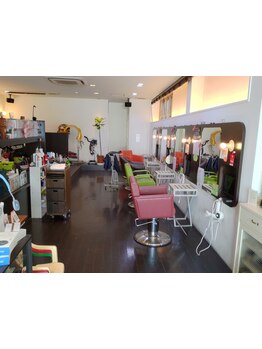 お客様にリラックスして頂くために白とブラウンを基調とした店内です。初めてでも緊張しない雰囲気が人気♪