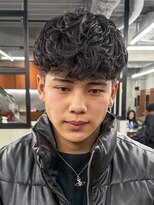 ニコ トウキョウ ロジック(nico TOKYO Logic)&nbsp;スペインカールホワイトメッシュフェードメンズ髪型短髪