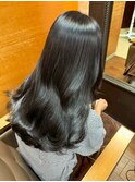 黒髪の艶際立つ美髪ストレート/縮毛矯正上品な髪質改善スタイル