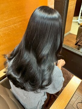 黒髪の艶際立つ美髪ストレート/縮毛矯正上品な髪質改善スタイル