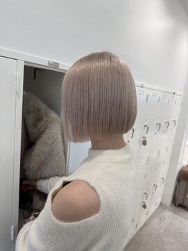 サンク 原宿 表参道(cinq) ヘーゼルベージュミディアムボブ顔まわりレイヤーワイドバング