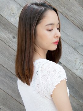 ルティア(Lutia) 顔まわりレイヤー センターパート 大人かわいい