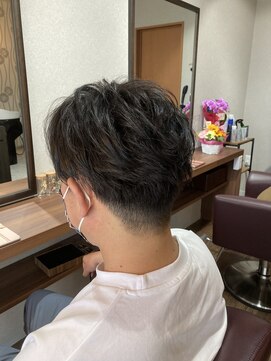 ハチニイニ(822) ツーブロック刈上げショート