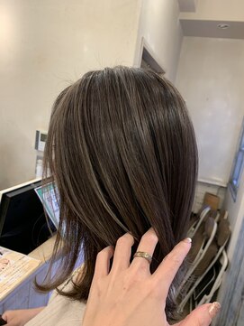 エイミーバイアフロート(amie by afloat) 赤みを抑えた 冬のハイライトカラー