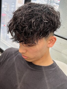 イーラ(era) ツーブロックスペインカールホワイトメッシュ眉毛刈り上げ