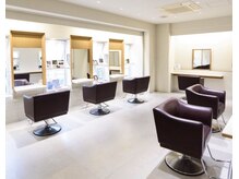 アグリー コーリング (AGREE ～calｌing～)の雰囲気（駐車場駐輪場完備。明るい店内と居心地の良い空間を提供してます）