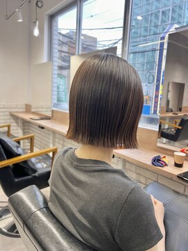 あご下パツっと切りっぱなしボブ