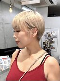 大人かわいいホワイトベージュのマッシュショート