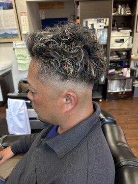 ウエダバーバーショップ(UEDA BARBERSHOP) スキンフェード・メッシュ
