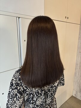 ディシェーレローブ(die Schere Lob) 赤味を抑えた艶カラーで大人かわいいストレート