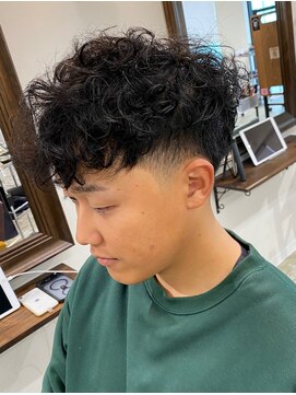 スペインカール　フリンジカット　テーパーフェード