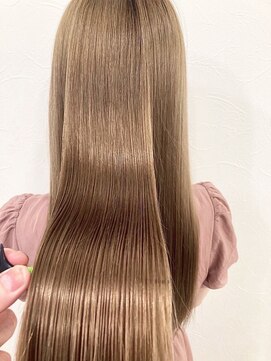 ロサ ブランシェ バイ エスト(Rosa Blanche by est) 艶々ロングヘアー