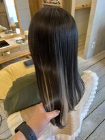 アングリッド(un gird)&nbsp;【ungird】ミディアムヘア×ホワイトベージュインナーカラー