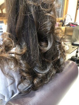 サトシオダクラ(SATOSHI ODAKURA) ロングレイヤー カールスタイル