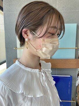 イロプラスソイ(iro + soi) ▲春完熟いろっぽ、耳掛けショート×カーキベージュ▲