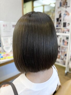 ギャロップヘアー イヤリングカラー×前下がりボブ