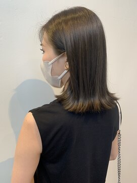 グロウ 丸の内(GLOW) 切りっぱなしボブ外ハネシルバーグレーアッシュ顔周り2wayバング