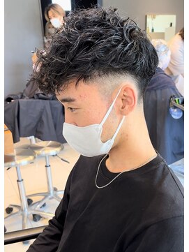 シェルハ(SHELHA) スペインカールフェード高め刈り上げ波巻きスパイラルパーマ