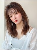 20代に人気！顔周りの後れ毛がかわいいシャギーレイヤーロング